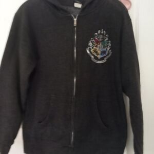 z Warner Bros. Black Hogwarts Crest Kids Jacket